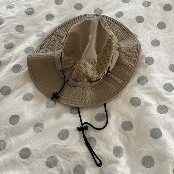 Bass boy’s lightweight, fully adjustable sun hat.EUC